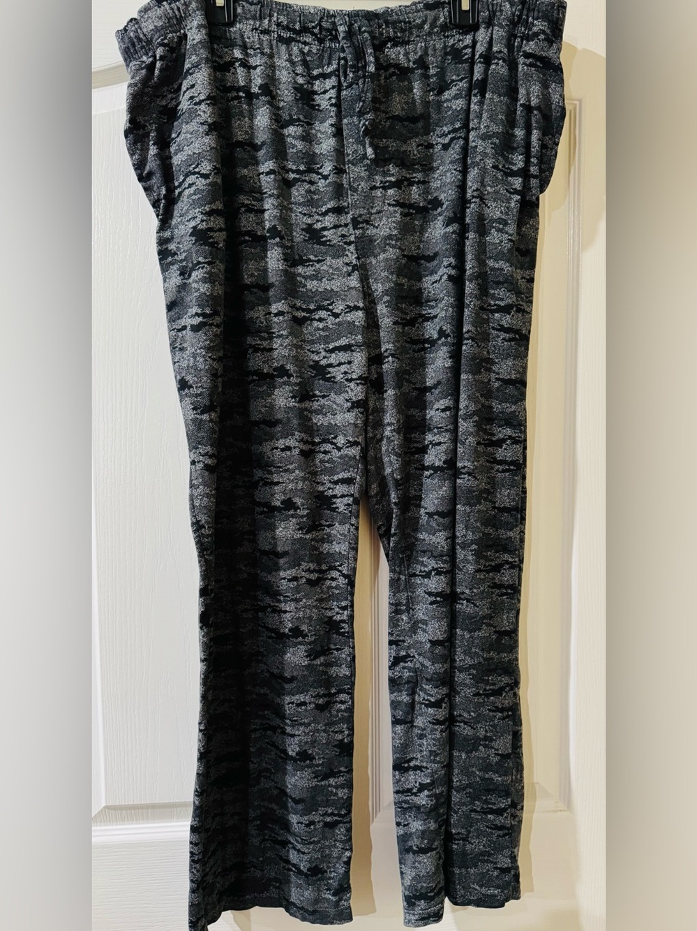Sonoma Mens Good Life Knit Pajama Pants XXL
Black and Gray Camo
